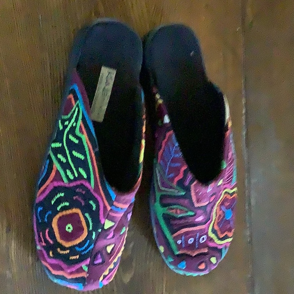Kuna slip on’s